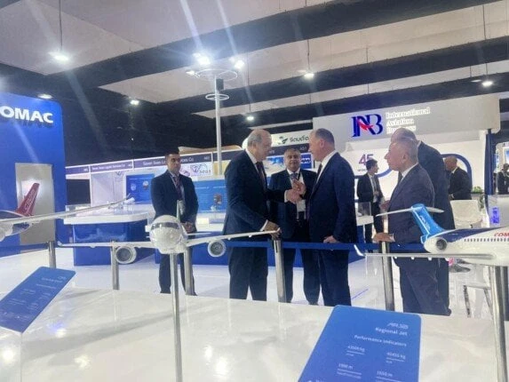 وفود عالمية تستعرض مستجدات الصناعة في معرض مصر الدولي للطيران والفضاء 2024 وزير الطيران يتفقد أجنحة مصر للطيران نجلاء غنيماستمرت العروض الجوية للفرق