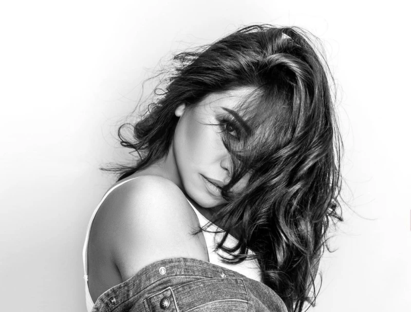 رغم أزماتها شيرين تطلق تحديا وتنتزع لقب أفضل صوت في مصر رغم أزماتها المتكررة، استطاعت الفنانة المصرية شيرين عبد الوهاب، أن تحجز مكانها على قائمة المكرمين بجوائز حفل مجلة ديرجيست بد