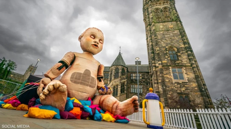 عملاقة مغمضة العينين.. الدمية ليلى تثير الرعب في بريطانيا على عكس المعروف عن الدمى وأشكالها اللطيفة الناعمة، أثارت دمية ضخمة الذعر والهلع في مدينة روتشديل البريطانية.كابوس على أرض