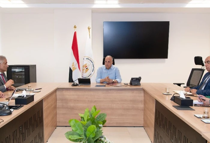 ب50 مليار دولار، وزير الري يتابع تحقيق الخطة القومية لتوفير الموارد المائية عقد الدكتور هاني سويلم وزير الموارد المائية والري، اجتماعا لمتابعة الموقف