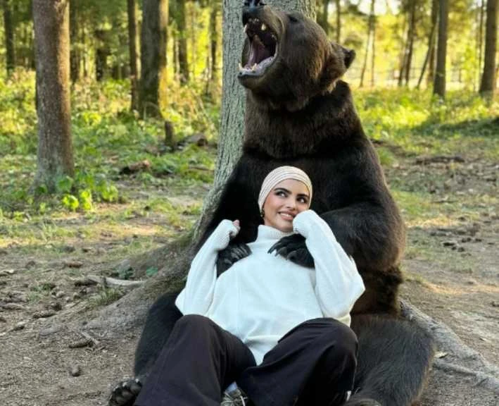 ..مؤثرة سعودية شهيرة تعانق دب روسي في إحدى غابات موسكو.. شاهد النهاية..تفاصيل تتابع الان تفاصيل ما ورد عن مؤثرة سعودية شهيرة تعانق دب روسي في إحدى غابات موسكو.. شاهد النهاية، شاركت