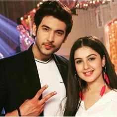 رواية لم اكن اعلم الفصل الثاني 2 بقلم نور الفجر كان واقف ينظر لها ببرود بعد ان ارتدي التشيرت -ك..كريم مين ده..وبيعمل ايه في اوضتيرفع حاجبه واخذ نفس من السجاره-اوضتك؟!اقترب كريم منه