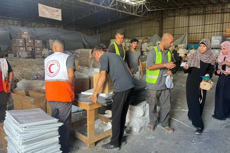 مواد تنظيف وبطاطين.. توزيع مواد إغاثية على 750 من الأسر النازحة بقطاع غزة وزعت جمعية الهلال الأحمر الفلسطيني، اليوم الثلاثاء، كميات من المواد الإغاثية علي الأسر النازحة بقطاع غزة. 