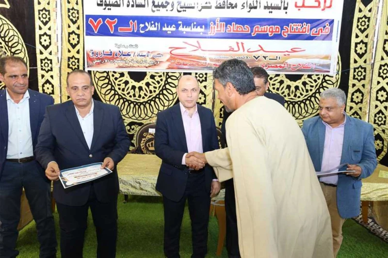 تقنين أوضاع للمنتفعين من الإصلاح الزراعي.. وتسليم 20 آلة للمزارعين بكفر الشيخ قام اللواء دكتور علاء عبدالمعطي، محافظ كفرالشيخ، اليوم الاثنين، بتسليم