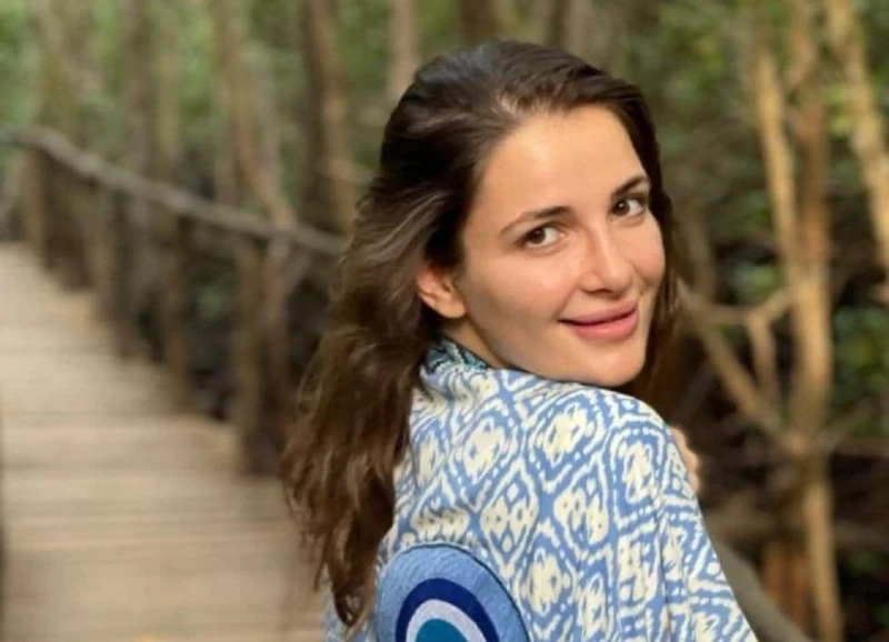 وقعت في الجيم.. شام الذهبي ابنة أصالة تنجو من إصابة خطيرة (فيديو) شام الذهبي افاق عربيةنجت شام الذهبي ابنة الفنانة أصالة نصري، من إصابة خطيرة في