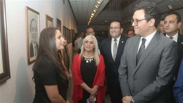 شخصيات مصرية.. وزير الثقافة يفتتح معرض الرسم التاسع لتنمية المواهب بالأوبرا افتتح الدكتور أحمد فؤاد هنو، وزير الثقافة، معرض الفن التشكيلي السنوي