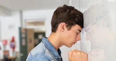 عشان ما يتحولش لمتطرف.. كيف تعلم ابنك المراهق النقاش بهدوء دون تعصب؟ المرأة والمنوعات فترة المراهقة تعد من المراحل الأكثر حساسية في نمو الطفل، حيث يتغير فيها الجانب العاطفي والانفع