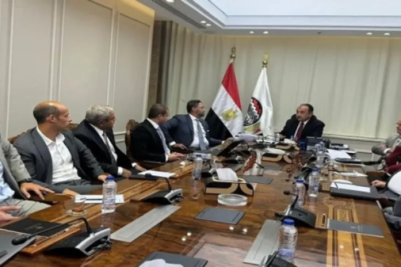 وزير قطاع الأعمال العام يتابع مع مصر موقف تطبيق برنامج في الشركات التابعة التقى المهندس محمد الشيمي وزير الاقتصاد العام بالمهندس محمد سامي مدير عام شركة مصر والوفد المرافق له لمتاب