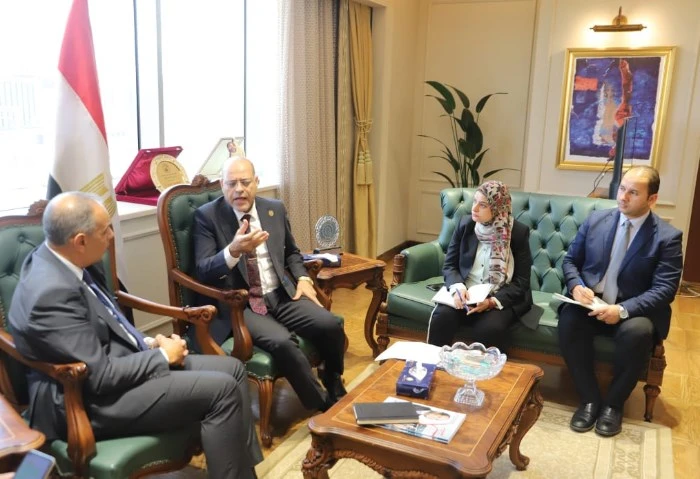 وزير العمل: فتح سوق العمل القبرصي أمام العمالة المصرية استقبل محمد جبران، وزير العمل، بمقر الوزارة بالعاصمة الإدارية الجديدة، السفير محمد زعزوع، سفير