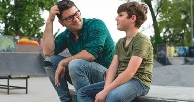 5 أسرار تجعل طفلك يحب التحدث معك.. اتكلم عن نفسك واستخدم كلمات واضحة المرأة والمنوعات هناك الكثير من الآباء لا يستطيعون التواصل مع أطفالهم لعدم قدرتهم على فهمهم، أو إيجاد لغة بسيطة