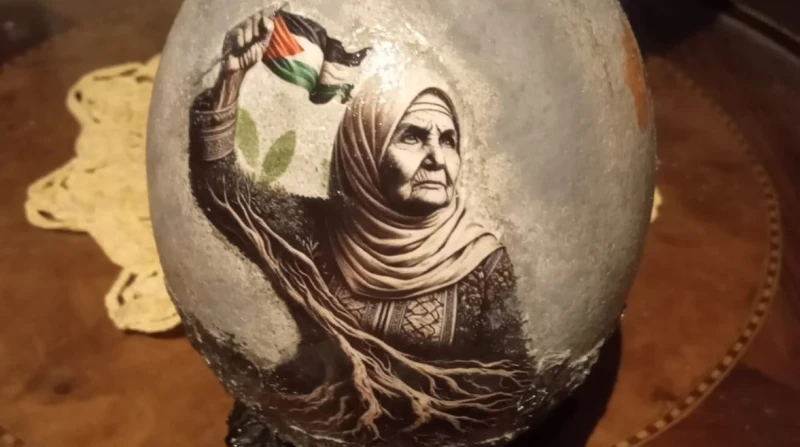 ديكوباج.. بيض النعام لوحات فنية بريشة زاهية زاهية الطراوي، سيدة خمسينية عاشت حياة هادئة رفقة زوجها وأنجبت 3 أولاد، لكن الموت شاء أن يخطف الأب فجأة، تاركا فراغا كبيرا في قلبها وحيات