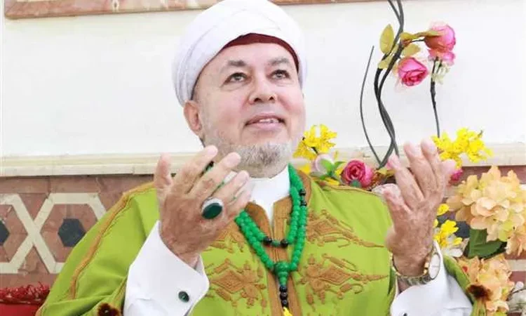 بعد ادعاءات فتاة.. بيان من مشيخة الطرق الصوفية بشأن صلاح الدين التيجاني منوعات قال أحمد قنديل، المتحدث الرسمي باسم المشيخة العامة للطرق الصوفية، إن