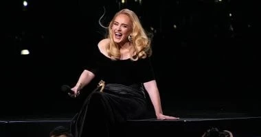 فن: أديل تدير ظهرها لكسب 200 مليون دولار لقضاء الوقت مع عائلتها اختتمت أديل عروضها في ميونيخ نهاية الأسبوع الماضي بقولها لمعجبيها: لن أراكم لفترة طويلة بشكل لا يصدق، وأضافت أنا فقط