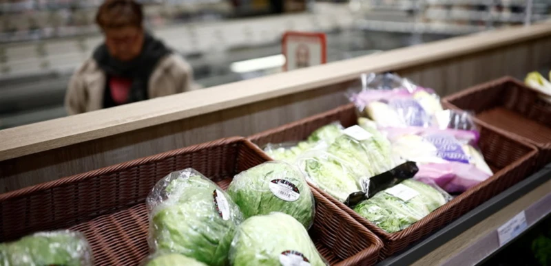 خطر المواد السامة في عبوات الطعام.. معلومات جديدة حول تأثيرات التغليف على صحتنا صحة علب الوجبات الجاهزة، والزجاجات البلاستيكية، والأوراق التي يتم تغليفها حول قطعة من اللحم النيئ. ج