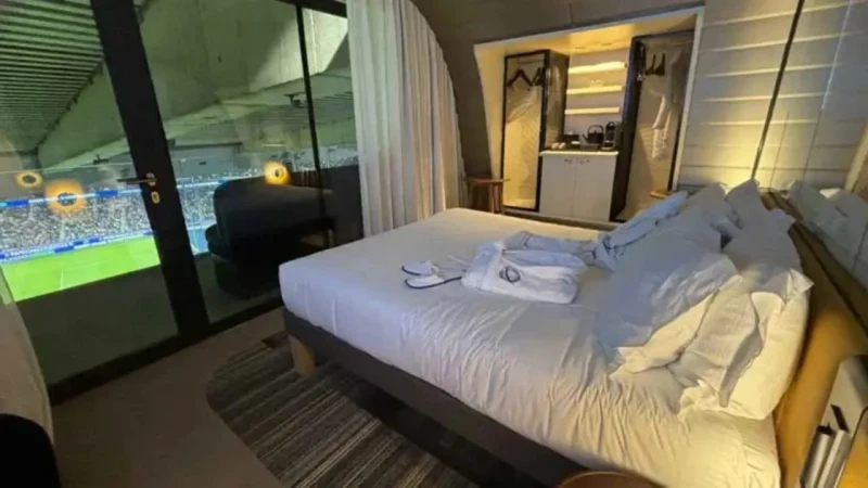 -باريس سان جيرمان يتيح النوم في جناح فاخر داخل الملعب.. فيديو .. بات من الممكن الآن النوم في جناح داخل ملعب لكرة القدم، وكان نادي باريس سان جيرمان أول من اقترح هذه الطريقة للعيش بش