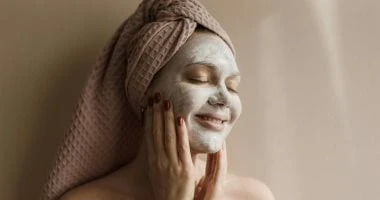 إزاي تعتني ببشرتك في فصل الخريف؟ 8 حاجات لازم تعمليها المرأة والمنوعات مع تغير الفصول من الصيف إلى الخريف قد تلاحظين تغير بشرتك أيضا، لذلك ضعي يجب