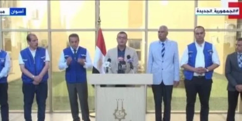 وزير الإسكان: نأخذ عينات من محطات مياه أسوان يوميا لتحليلها ناس وخدمات قال شريف الشربيني وزير الإسكان، إن الدولة تبذل جهودا كثيرة في ملف المياه كالخاصة بمحافظة أسوان، معلقا: نخدم أ