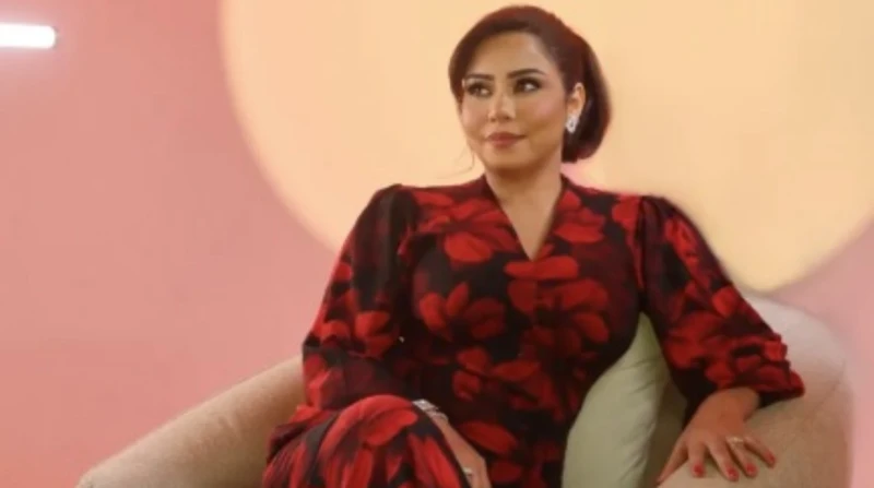 سر الرقم 8.. شيرين ترد على شائعات مرضها بالأغنية الأخيرة تستعد الفنانة شيرين عبدالوهاب، لطرح ثامن أغنيات ألبومها الجديد، وهي آخر أغنيات الألبوم.ونشر الموزع الموسيقي توما، صورة جمعت