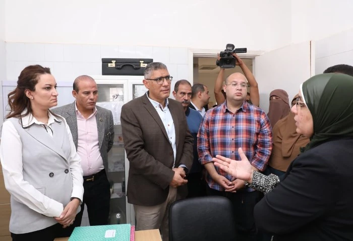 محافظ الجيزة: نعمل على تقليص فترات انقطاعات الكهرباء بالواحات البحرية تفقد المهندس عادل النجار، محافظ الجيزة، وحدة الرعاية الصحية بقرية الحيز احدي القري النائية بمركز الواحات البحر