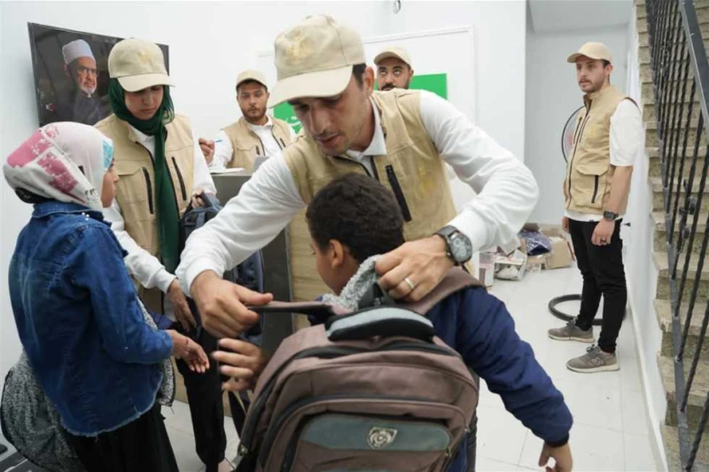 بيت الزكاة ينتهي من توزيع المستلزمات الدراسية على الطلاب الأيتام في 4 محافظات جديدة (صور) أعلن بيت الزكاة والصدقات تحت إشراف فضيلة الإمام الأكبر الدكتور أحمد الطيب، شيخ الأزهر، رئي