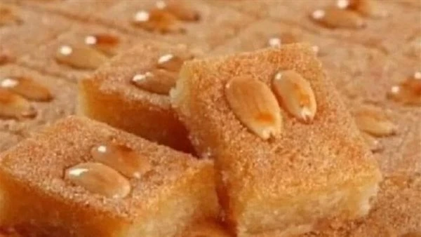 بكوب زبادي.. طريقة عمل البسبوسة بأقل التكاليف إذا كنت من محبي البسبوسة نقدم لكي اليوم طريقة عمل البسبوسة بالسميد والزبادي.المقادير2 كوب ونصف من