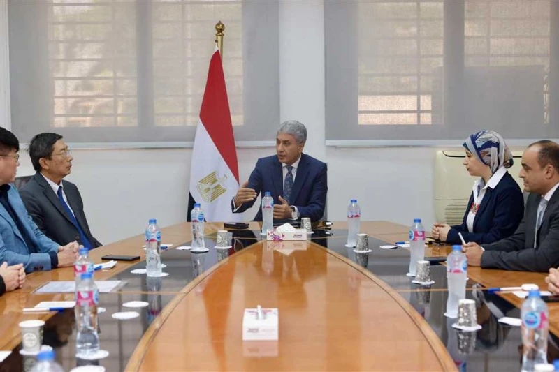 وزير السياحة والآثار يبحث إمكانية تنظيم عدد من المعارض الأثرية المؤقتة حول العالم التقي شريف فتحي وزير السياحة والآثار، بمقر المتحف القومي للحضارة المصرية بالفسطاط، بالسفير دومينيك