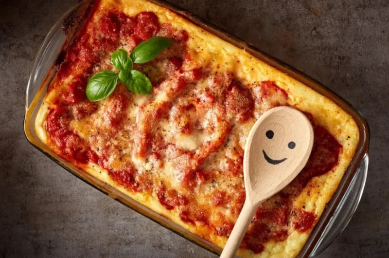 الكانيلوني بالدجاج والبشاميل بطريقة سهلة_ طريقة تحضير الكانيلوني بالدجاج والبشاميل : _ مقادير العجينة :_ كوب ونصف من الدقيق._ كوب ونصف من اللبن._ 4