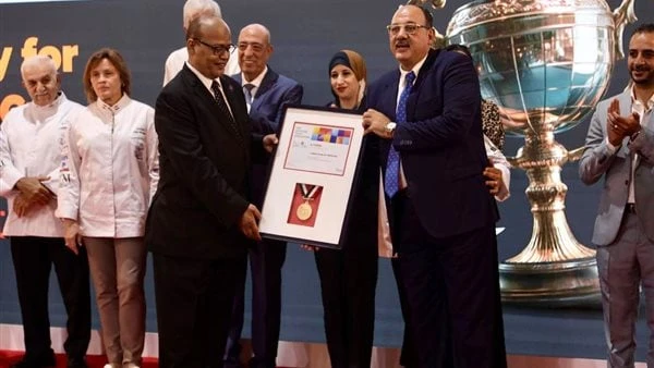 مصر تحصد المركز الأول.. السياحة تسلم الجوائز للفائزين ب كأس أفريقيا للطهي نيابة عن شريف فتحي وزير السياحة والآثار، شاركت، يمنى البحار نائب الوزير، في ختام فعاليات المعرض الدولي لتج