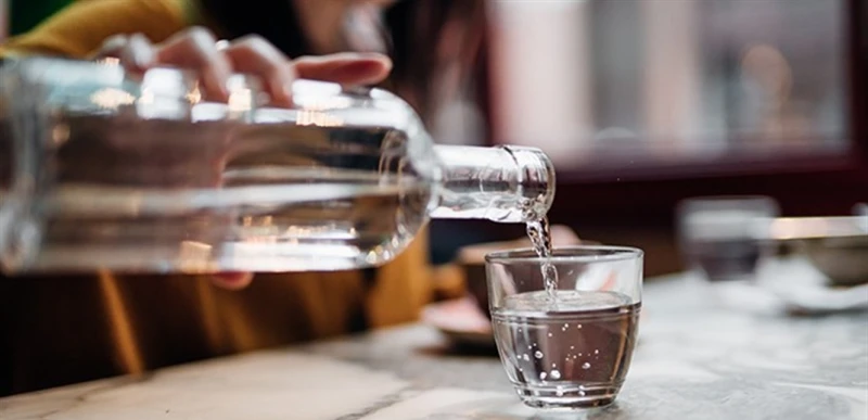 المياه الراكدة أم الفوارة.. ما هو الأفضل لصحتك؟ صحة يحتدم النقاش حول الماء في عالم المشروبات، فهل الأفضل هو الماء الراكد أم الفوار؟ يتم الحصول على