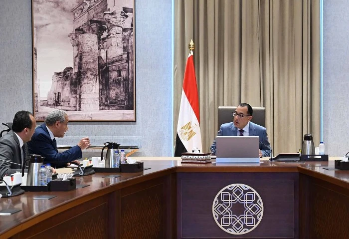 رئيس الوزراء يستعرض تطورات الهجوم السيبراني على لبنان خلال اجتماع الحكومة ترأس الدكتور مصطفى مدبولي، رئيس مجلس الوزراء، اليوم، اجتماع الحكومة، بمقر