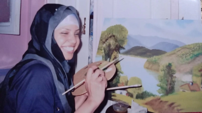 زيزي سبع صنايع.. قصة سيدة انتصرت موهبتها على إعاقتها متعددة الإعاقات والمواهب، مرت خلال حياتها بصعوبات ومحطات فاصلة كانت السبب في تكون نسختها الحالية، نسخة واثقة من نفسها ومثقفة وق