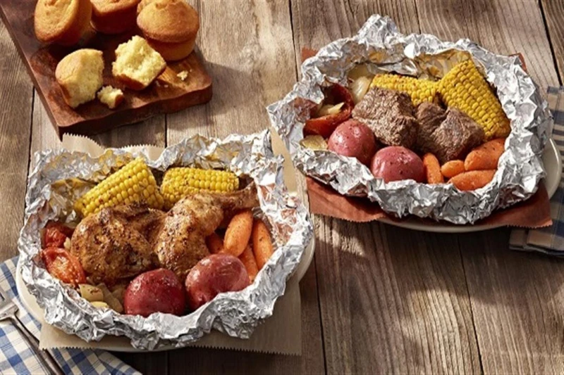 احذر من استخدام ورق الألومنيوم في طهي الطعام لايف ستايل د ب أ: عادة ما يحرص الكثير من ربات المنزل على استخدام أوراق الألومنيوم في طهي الطعام، دون معرفة أن لذلك مخاطر صحية، كما كشفت