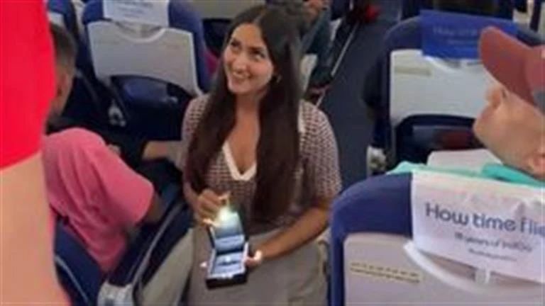 حب في الهوا.. لن تتوقع ما فعلته شابة مع رجل على متن طائرة (فيديو) لايف ستايل 09:00 م الخميس 12 سبتمبر 2024 أحدث عرض الزواج الذي قدمته الشابة الهندية، آيشواريا بانسال لحبيبها ضجة كب