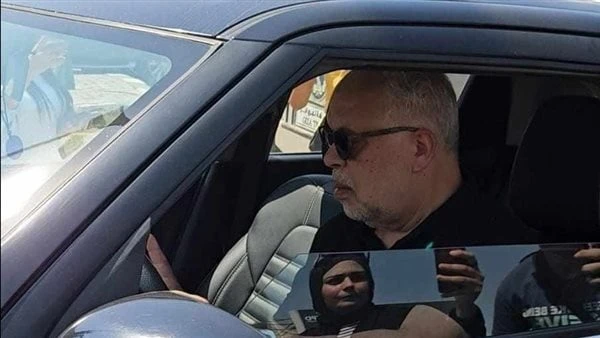 انهار من البكاء.. إسماعيل فرغلى يشيع جثمان زوجته إلى مثواها الأخير خيم الحزن والأسى على الفنان إسماعيل فرغلى أثناء مراسم تشييع جثمان زوجته التى رحلت بعد صراع مع مرض السرطان وذلك من