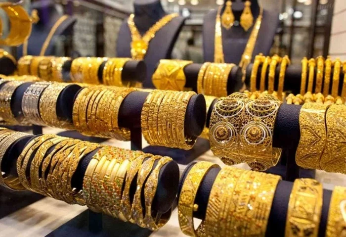 أسعار الذهب، ارتفاع بقيمة 5 جنيهات فى بداية تعاملات الصاغة سعر الذهب اليوم، تباين سعر جرام الذهب في بداية تعاملات اليوم الثلاثاء 3 سبتمبر 2024، في سوق الصاغة، إذ ارتفع سعر الذهب نح