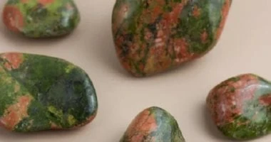 8 أحجار كريمة هتخليك مبسوط وتخلصك من التوتر.. حجر الشمس أبرزها المرأة والمنوعات يعتقد الكثيرون أن الأحجار الكريمة تحمل طاقات إيجابية يمكنها أن تؤثر