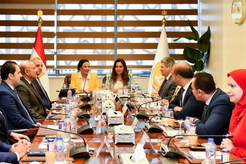 توقيع عقد إدارة وتشغيل مصنع تدوير ومعالجة المخلفات الصلبة بدفرة بالغربية شهدت الدكتورة ياسمين فؤاد، وزيرة البيئة والدكتورة منال عوض وزيرة التنمية