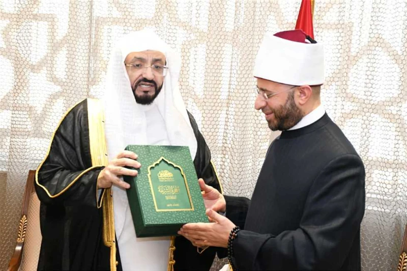 وزير الأوقاف يستقبل رئيس المتحف الدولي للسيرة النبوية بالسعودية ويبحثان آفاق التعاون المشترك (صور) استقبل الدكتور أسامة الأزهري، وزير الأوقاف،