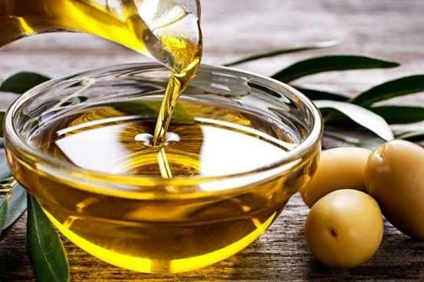 فوائد زيت الزيتون التركي واستخداماته الشاملة.زيت الزيتون التركي يعد من الزيوت الصحية المميزة، وفيما يلي مقالة تستعرض فوائد واستخدامات زيت الزيتون التركي.فوائد زيت التركي:1. صحة الق