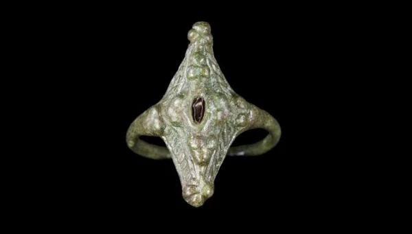 العثور على خاتم مدفون منذ ألف عام بانوراما عمون - اكتشف عالم آثار هاو خاتما يعود لشعب البيكتيون في أسكتلندا، مدفونا منذ أكثر من 1000 عام. والخاتم على شكل طائرة ورقية يتوسطه حجر عقي