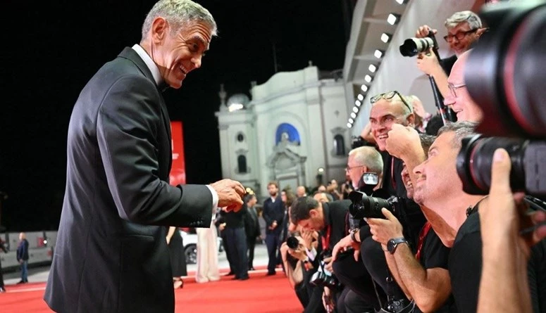 جورج كلوني وزوجته أمل علم الدين يساعدان مصور تعثر على السجادة الحمراء (فيديو)ساعد الممثل الأميركي جورج كلوني وزوجته أمل علم الدين كلوني، أحد المصورين بعدما سقط على السجادة الحمراء