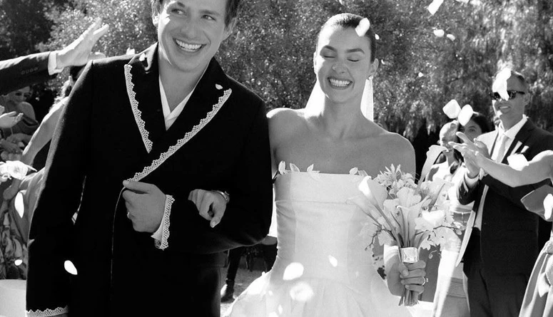 تشارلي بوث وبروك سانسون وتفاصيل حفل زفافهما... مثل الحلم (صور)شارك المغني وكاتب الأغاني، تشارلي بوث، وزوجته بروك سانسون، مع مجلة فوغ قصة حبهما