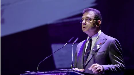 قال رئيس بلدية إسطنبول الكبرى المعارض أكرم إمام أوغلو، إن هذا العقل (يقصد سياسة أردوغان) يستخدم كل شيء لمصلحته السياسية ويقسم الأمة، وذلك في معرض