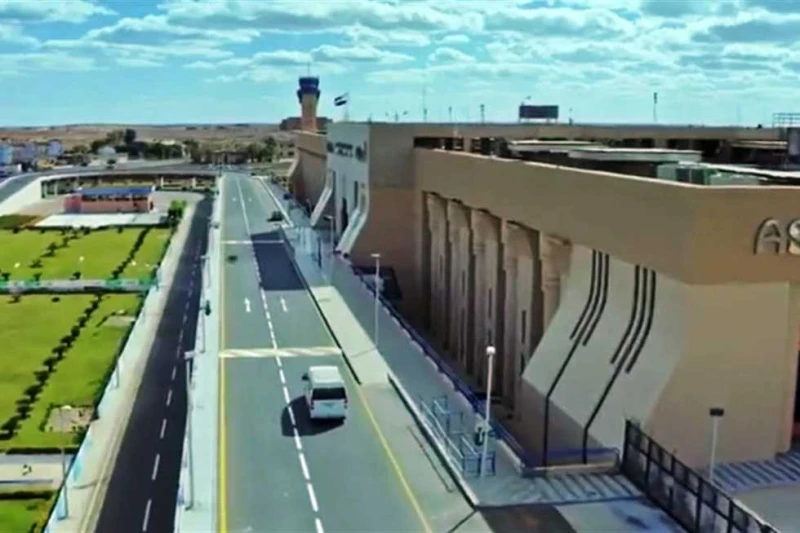 تعديل تعريفة أجرة سيارات التاكسى المتجهة من وإلى مطار أسوان الدولى.. تفاصيل قرر اللواء دكتور إسماعيل كمال، محافظ أسوان، إستحداث خطوط سير سيارات