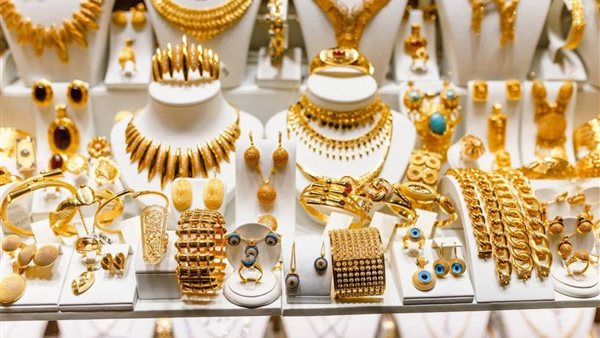 الذهب في مصر يستهدف 3350 جنيها لعيار 21 انخفض سعر الذهب في مصر لليوم الثاني بشكل ملحوظ متأثرا بانخفاض سعر الذهب العالمي وابتعاده عن المستوى المحوري 2500 دولار للأونصة، هذا بالإضافة