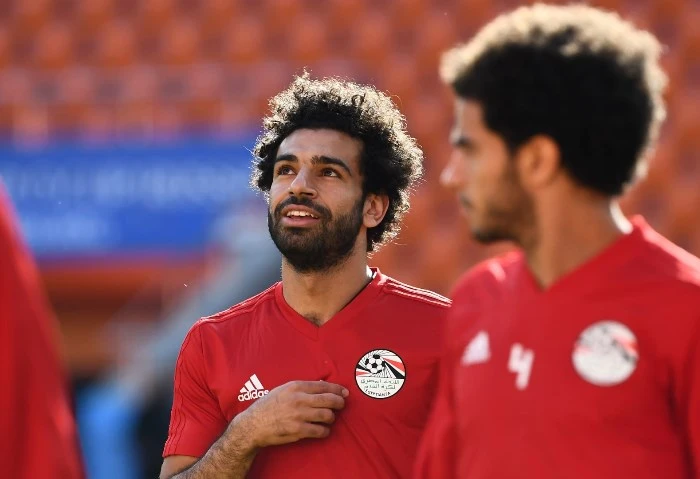 محمد صلاح يحتفل بزفاف عروسين أثناء معسكر المنتخب (فيديو) احتفل النجم المصري محمد صلاح وجناح فريق ليفربول الإنجليزي بزفاف عروسين أثناء تواجده في فندق