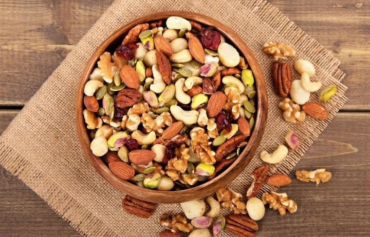 فوائد المكسرات.. كنز غذائي لصحة القلب والدماغتعد المكسرات من الأغذية الغنية بالعناصر الغذائية الأساسية والفوائد الصحية المتعددة. في هذا المقال،