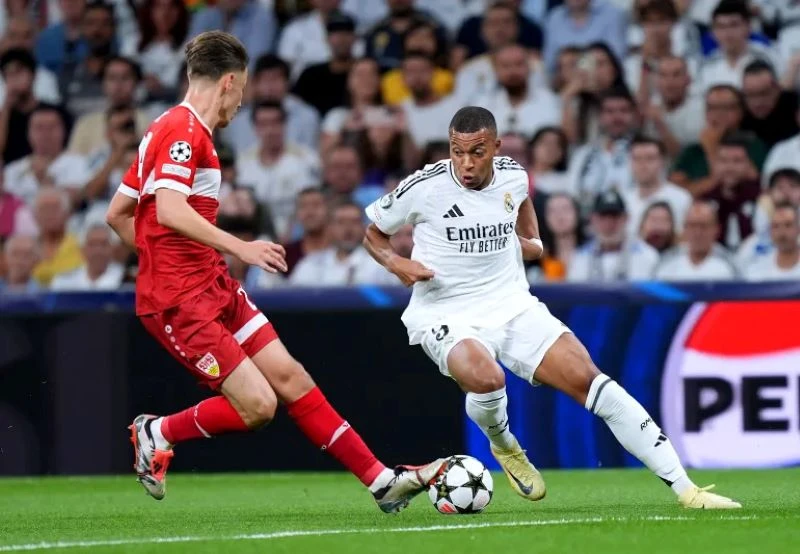 -الريال يفوز على شتوتغارت في دوري أبطال أوروبا .. حقق ريال مدريد الإسباني حامل اللقب فوزا متأخرا على حساب ضيفه شتوتغارت الألماني 3-1 ضمن المرحلة الاولى من الدور الأول لدوري أبطال أ