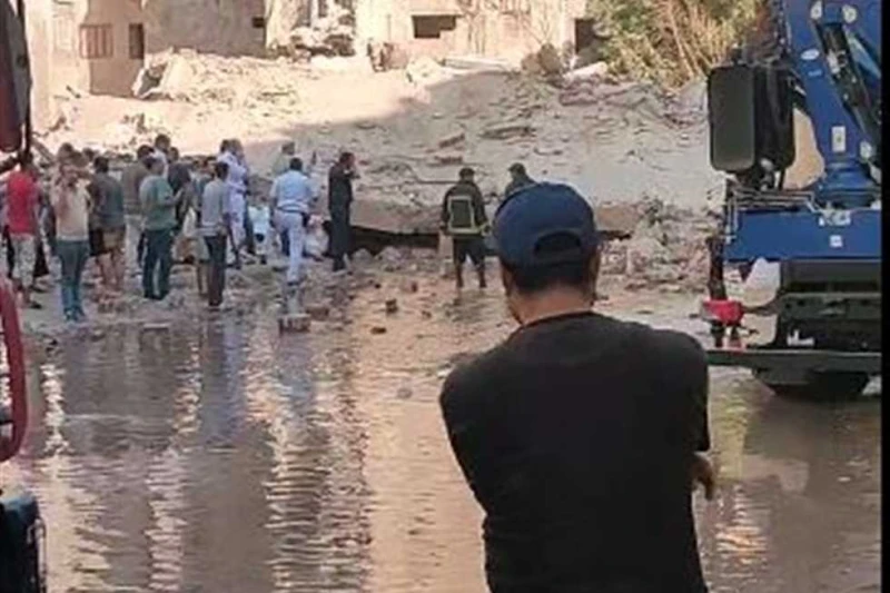 لحظة إزالة أنقاض عقار الإسماعيلية المنهار (فيديو) تواصل فرق الحماية المدنية بالإسماعيلية جهودها لإزالة أنقاض العقار السكني المكون من 7 طوابق المنهار،