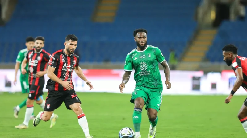 -أحاول أن أواكبك .. ديمبلي يوجه رسالة نارية إلى كيسييه .. علق عثمان ديمبلي، لاعب نادي باريس سان جيرمان الفرنسي، على الأداء المميز الذي يقدمه الإيفواري فرانك كيسييه، لاعب النادي الأ